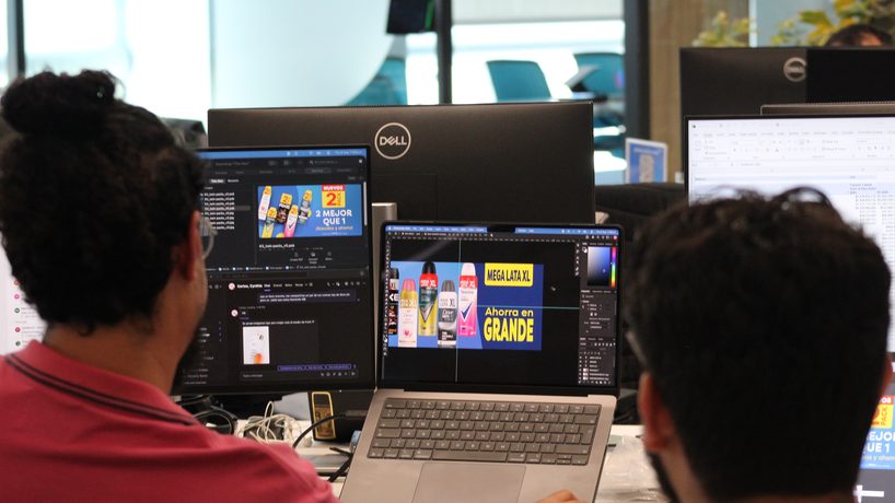 Intern de Marketing revisando piezas de campaña en pantalla