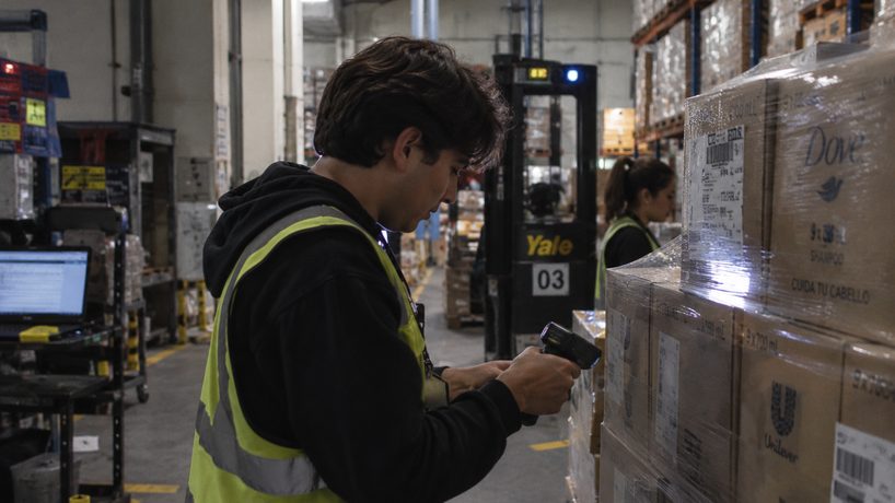 Intern de Supply Chain escaneando inventario en un centro de distribución