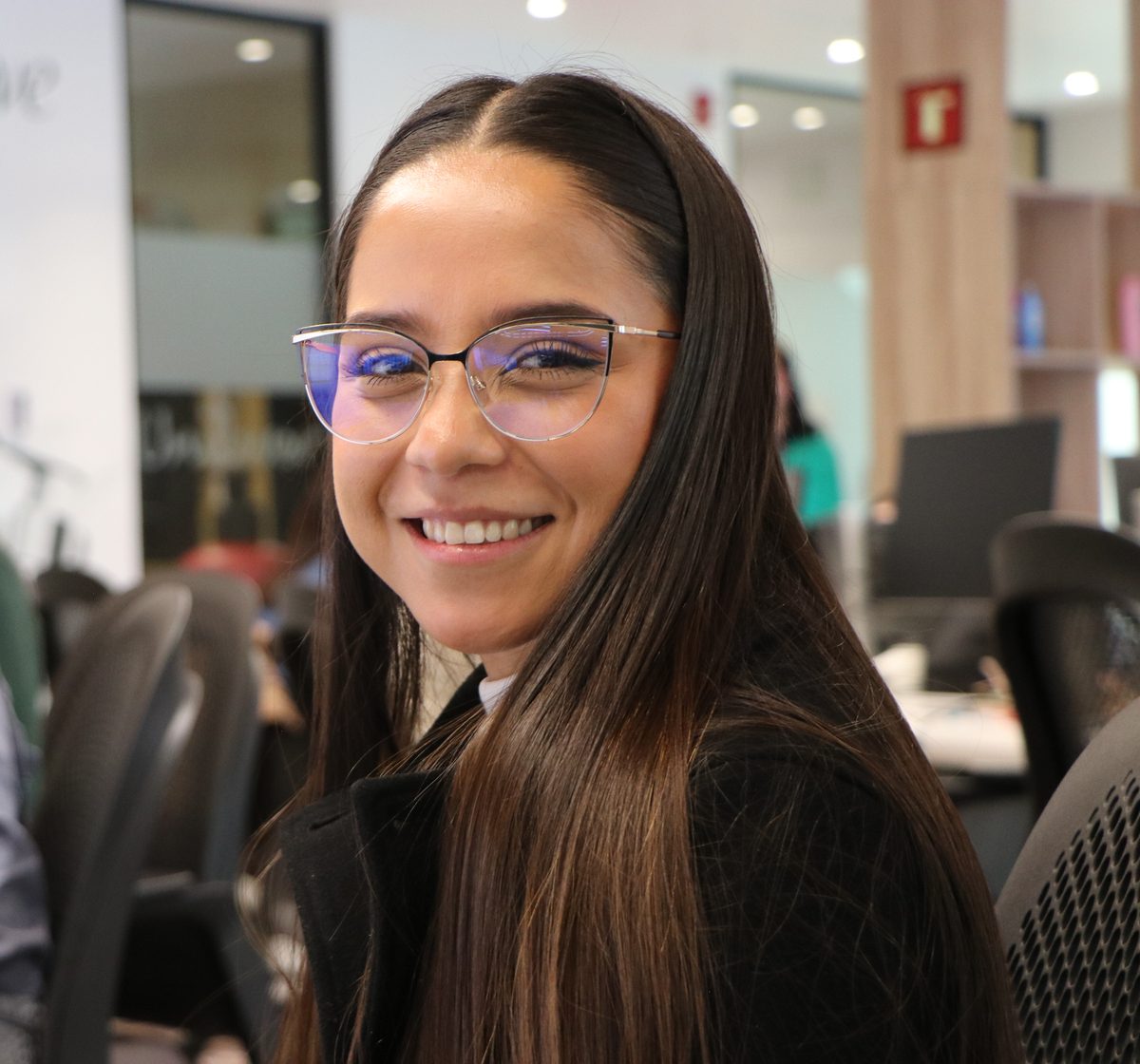 Intern de Unilever sonriendo en la oficina de Site Bosques