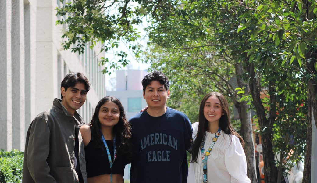 Cuatro interns de Unilever al aire libre frente a las oficinas